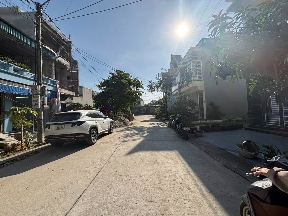 Nhà 2.5 tầng tại Bích Đào, 75m² giá 5 tỷ - Thiết kế hiện đại, đầy đủ tiện ích!