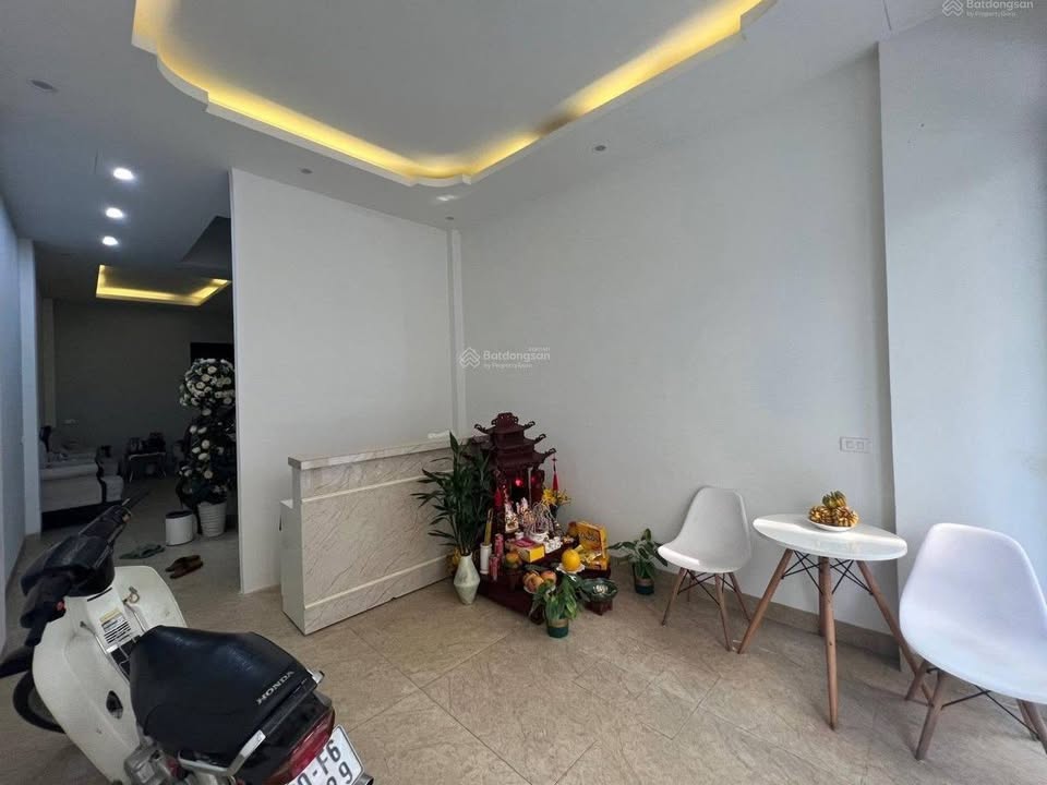 Nhà nguyên căn mặt phố Bồ Đề, Long Biên 50m² giá chỉ 18 triệu - Kinh doanh thuận lợi!