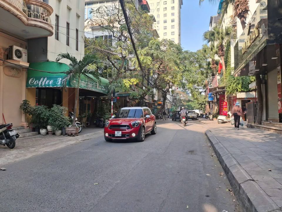 Nhà phân lô Ô Bàn Cờ Nguyễn Chí Thanh 40m² giá 18 tỷ - Kinh doanh tấp nập!