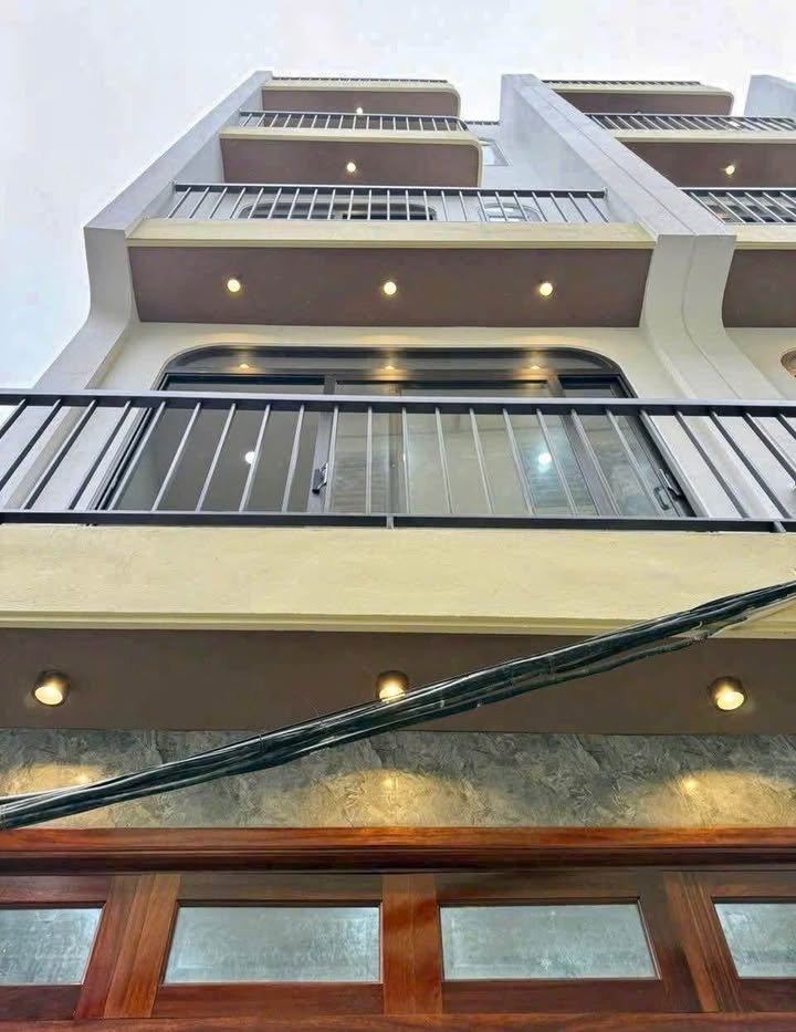 Nhà 4 tầng Hoàng Quốc Việt 40m² giá 8 tỷ - Đầy đủ công năng, sẵn sàng vào ở!