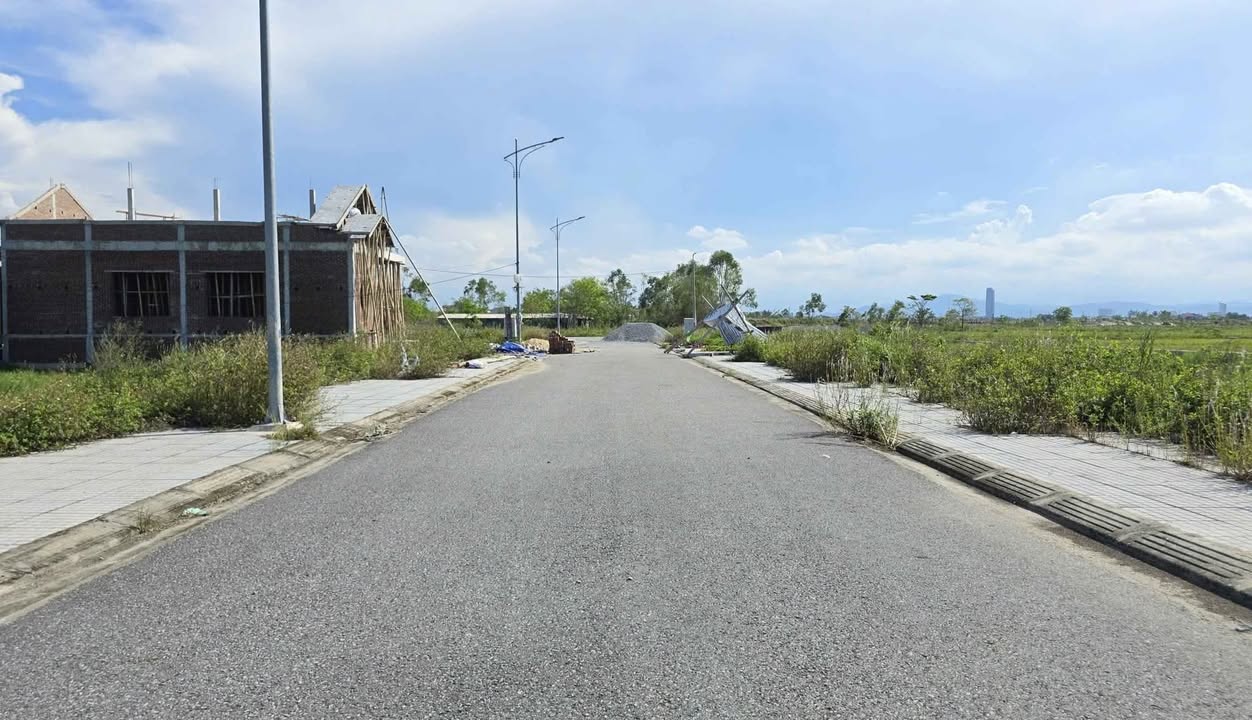 Đất thổ cư QH Đội Quang, Thành phố Hà Tĩnh 180m² giá 3.xx tỷ - Đường rộng 12m thuận tiện giao thông!