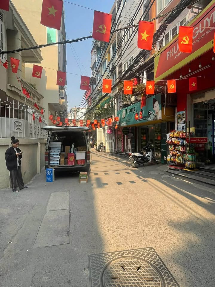 Nhà lô góc Trần Thái Tông Cầu Giấy 55m² - Sẵn sàng ở ngay với thang máy!