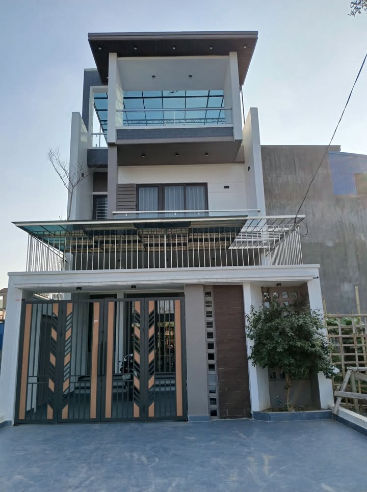 Nhà 3 tầng Trần Bích San, Nam Định 200m² giá 6.8 tỷ - Ô tô đỗ trong sân!