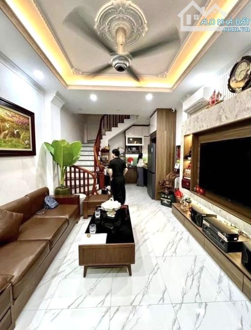 Nhà đẹp 5 tầng Tân Mai 34m² giá 7 tỷ - Ở ngay, full nội thất!