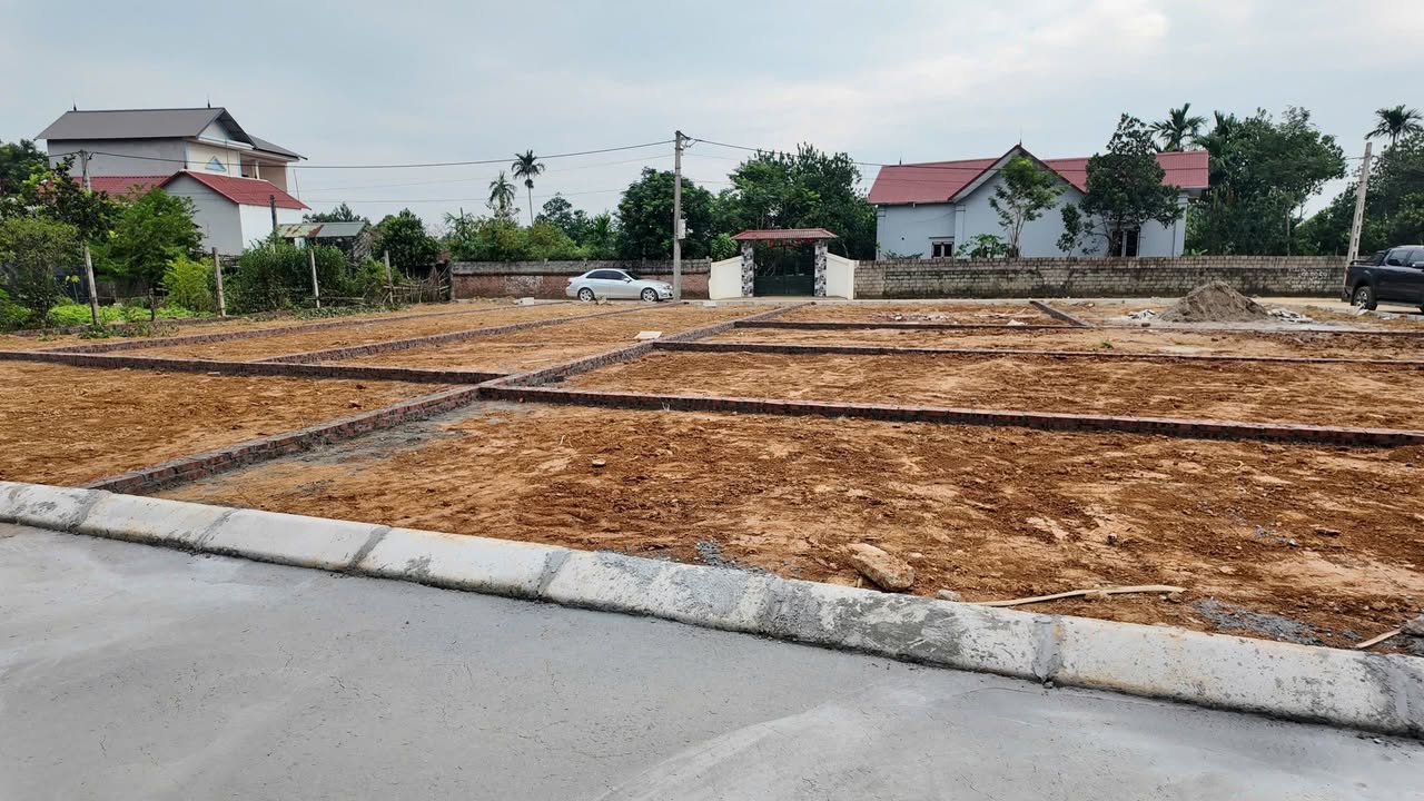 Đất Phú Cát Quốc Oai 100m² giá 2.05 tỷ - Sổ đỏ chính chủ, đầu tư sinh lời!