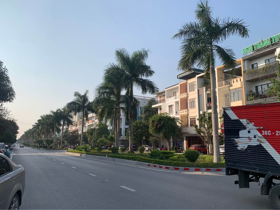 Nhà 4 tầng mặt đường Lạc Long Quân, Hạc Thành 87.5m² - Thiết kế hiện đại, kinh doanh thuận lợi!