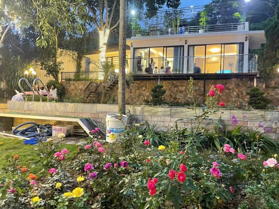 Homestay Lương Sơn 1850m² giá thỏa thuận - Chính chủ, bám suối, kinh doanh ổn định!