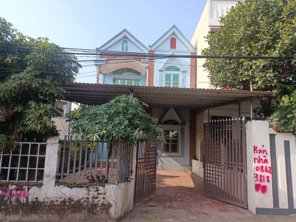 Nhà biệt thự 2 tầng tdp Già Khê, Lục Nam 180m² giá 2 tỷ - Vị trí đắc địa, dân cư đông đúc!