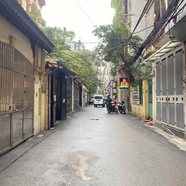 Nhà phố Hoàng Quốc Việt, 35m² giá 7 tỷ - Full nội thất sang trọng!