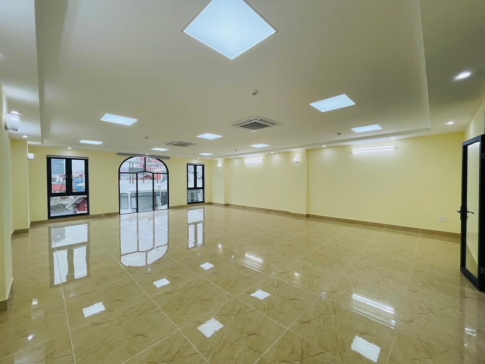 Văn phòng cho thuê tại 232 Hoàng Văn Thái, Thanh Xuân 140m² giá 18 triệu - Miễn phí dịch vụ!