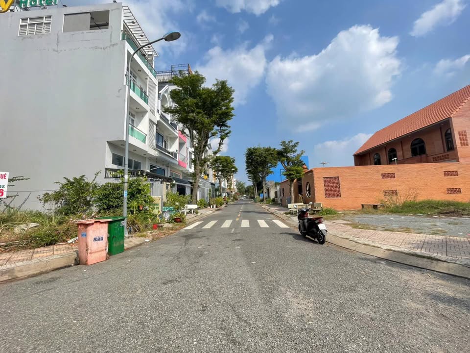 Bán đất KDC Đường 10, Bến Lức, Long An 140m² giá 5.1 tỷ - Vị trí thuận lợi cho đầu tư