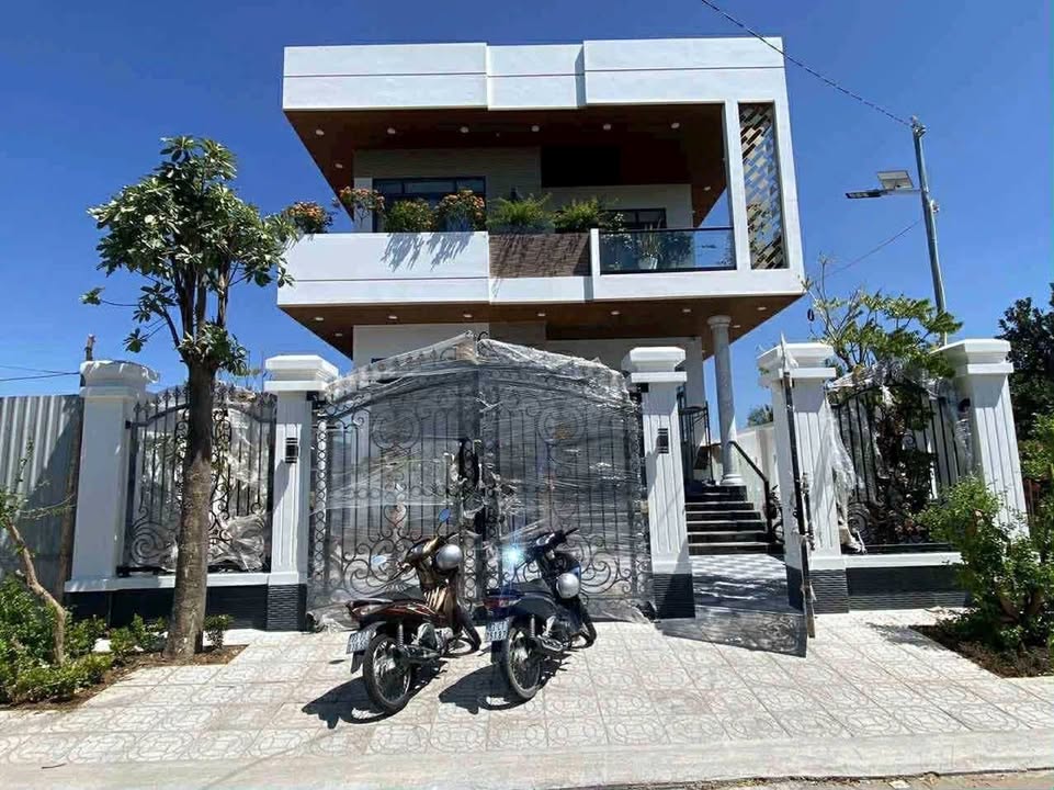 Biệt thự sân vườn Trần Hưng Đạo, Mỹ Xuyên 304m² giá 9.5 tỷ - Đầy đủ nội thất, sẵn sàng vào ở!