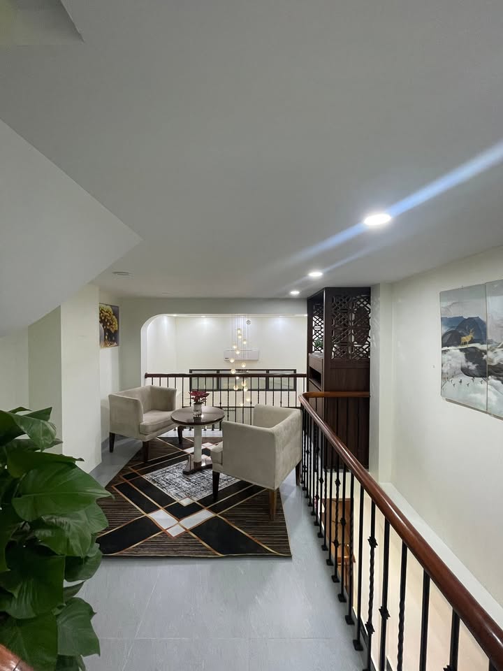 Nhà đẹp Lạc Long Quân 40m² giá 9.5 tỷ - Thiết kế hiện đại, ở ngay!