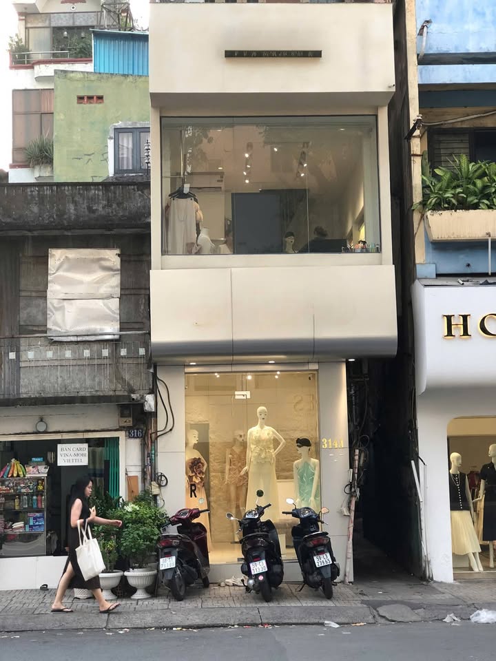 Shop quần áo mặt tiền Võ Văn Tần, Quận 3 - Giá thuê chỉ 18 triệu/tháng!