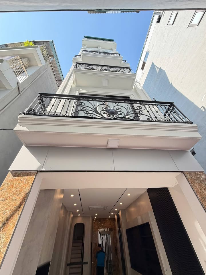 Nhà phố 6 tầng Thượng Thanh, 39m² giá 11.2 tỷ - Nội thất sang trọng, ô tô vào tận nhà!