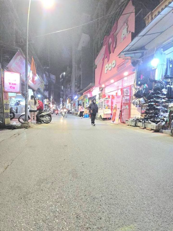 Bán gấp mặt phố Pháo Đài Láng 74m² giá 32 tỷ - Kinh doanh sầm uất!