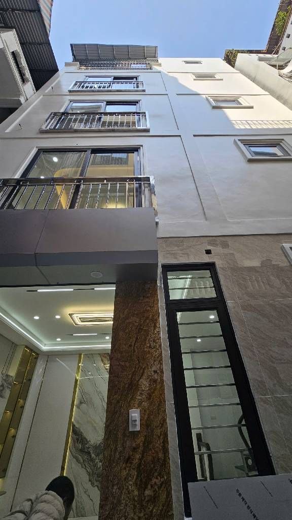 Nhà riêng Bạch Mai 62m² giá 10.8 tỷ - Nhà mới kính koong, thang máy hiện đại!