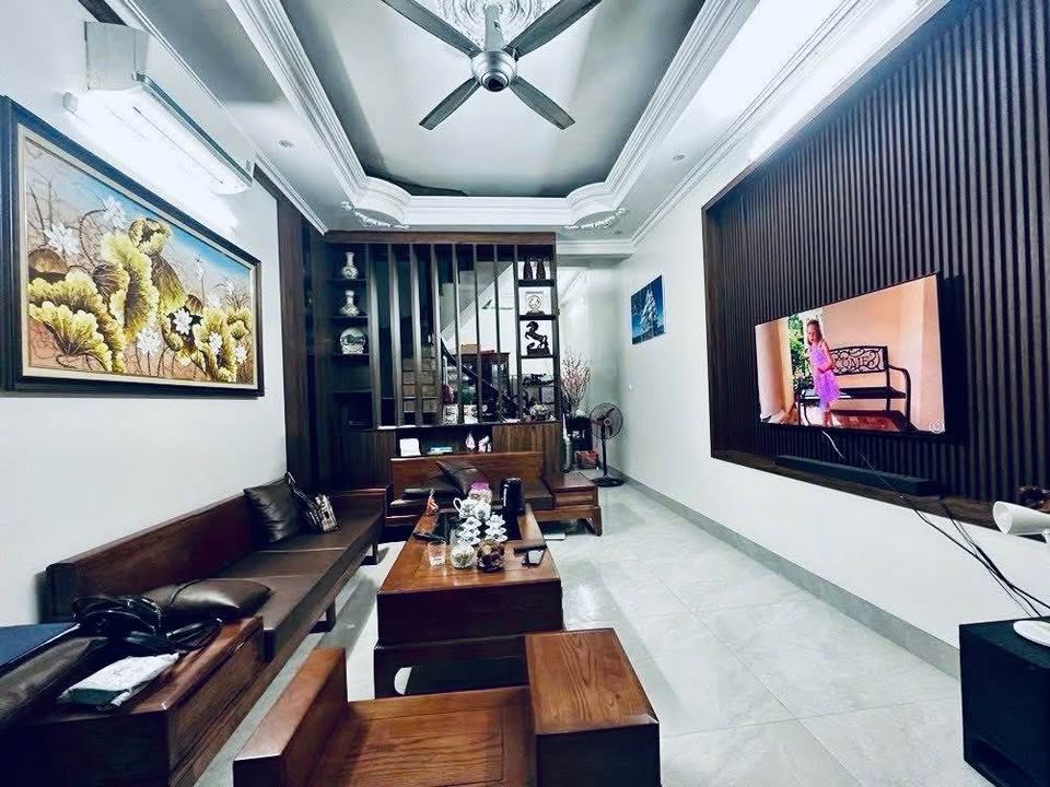 Nhà riêng Nguyễn Đình Hoàn, Cầu Giấy 56m² giá 11 tỷ - Ngõ thông, vị trí đẹp!