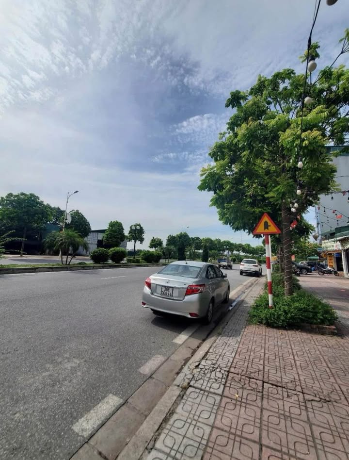 Nhà 5 tầng tại Lâm Du, 31m² giá 9.x tỷ - Thiết kế hiện đại, sẵn sàng vào ở!