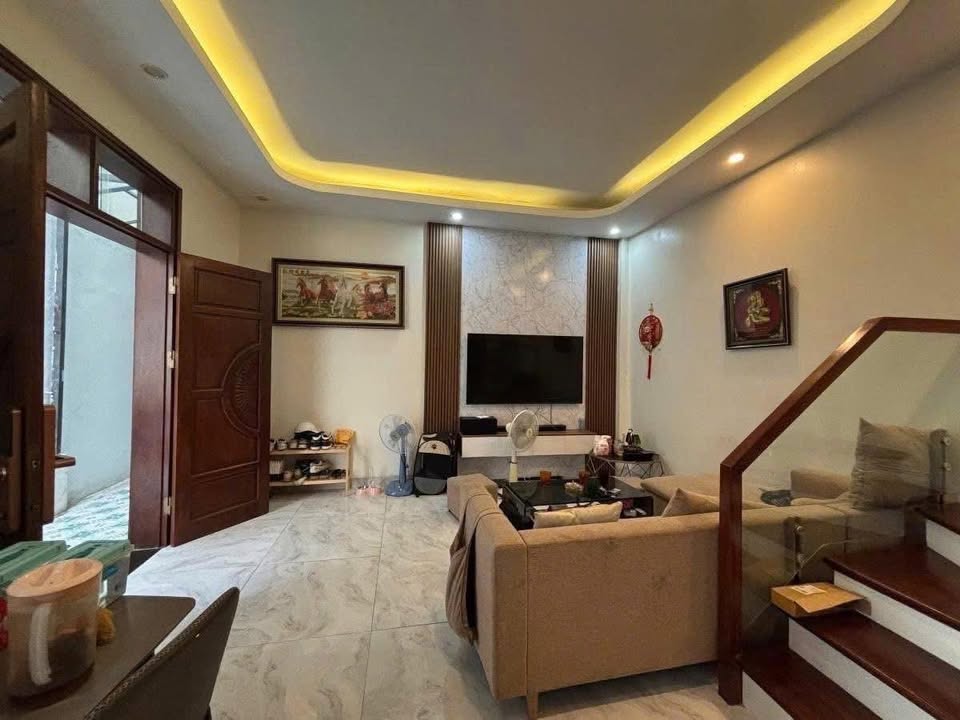 Nhà 5 tầng Lạc Long Quân 38m² giá 9 tỷ - Full nội thất, sẵn sàng vào ở!