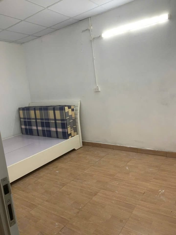 Nhà phố Tân Mai 30m² giá 5.5 triệu - Giao thông thuận tiện, ô tô đỗ cửa!