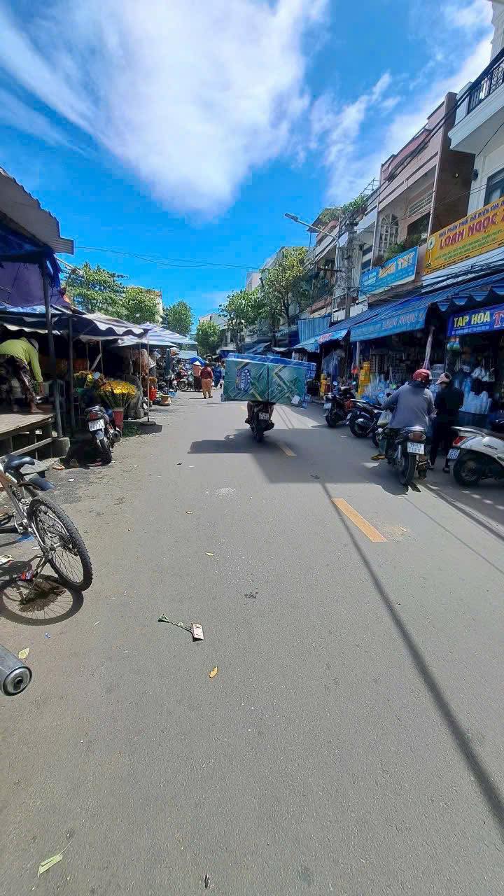 Bán Nhà Mặt Tiền Hoàng Quốc Việt 43m² giá 6.5 tỷ - Vị trí kinh doanh đắc địa!