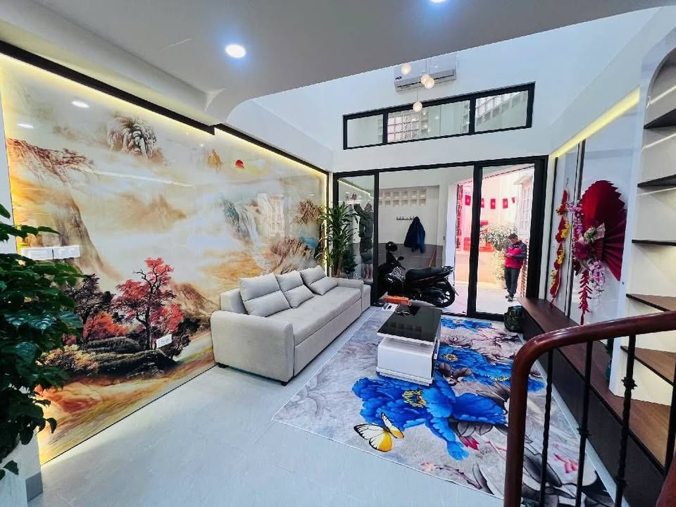 Nhà đẹp Lạc Long Quân, Tây Hồ 40m² giá 9.8 tỷ - Vị trí siêu VIP gần Hồ Tây!