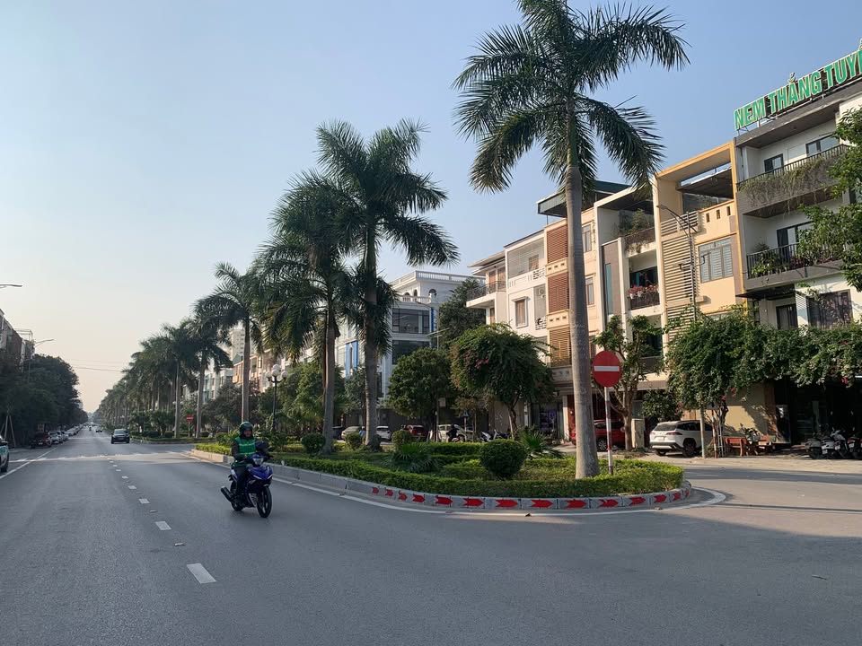 Nhà 4 tầng mặt đường Lạc Long Quân, Phường Hạc Thành, 87.5m² - Thiết kế hiện đại, kinh doanh thuận lợi!