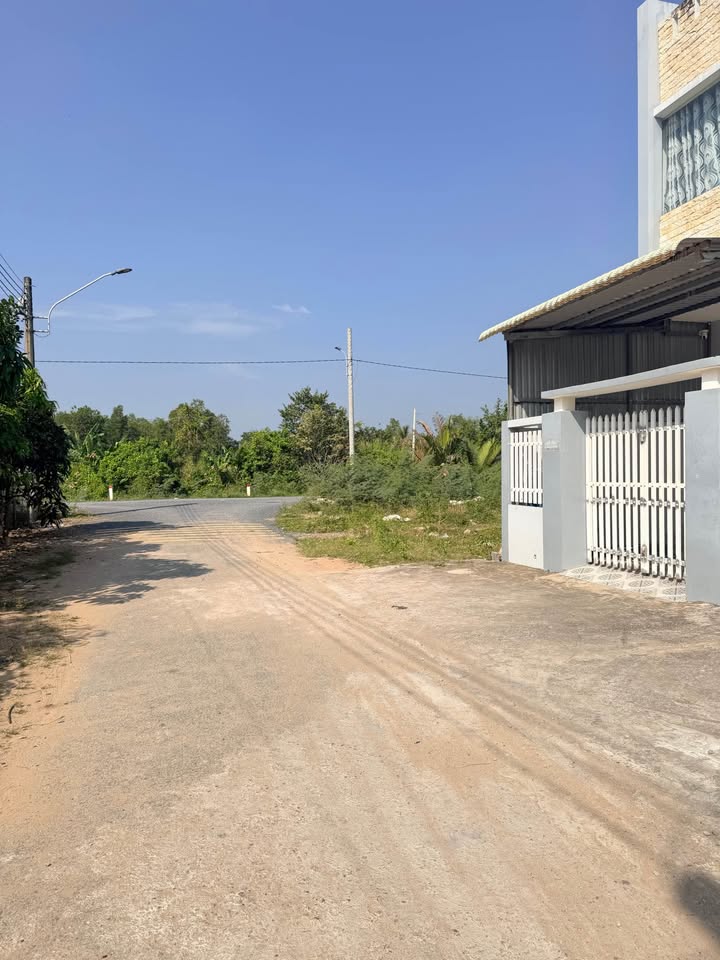 Nhà bán tại Phường 4, TP. Trà Vinh 104m² giá 1.65 tỷ - Vị trí đẹp, sẵn sàng vào ở!