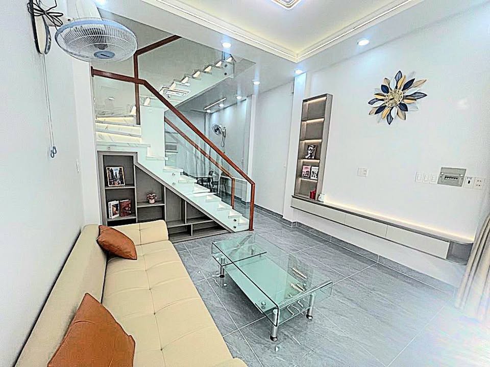 Nhà 3 tầng mới đẹp tại CV Làng Hoa Gò Vấp 44m² giá 5.9 tỷ - Tiện ích đầy đủ, an ninh tốt!
