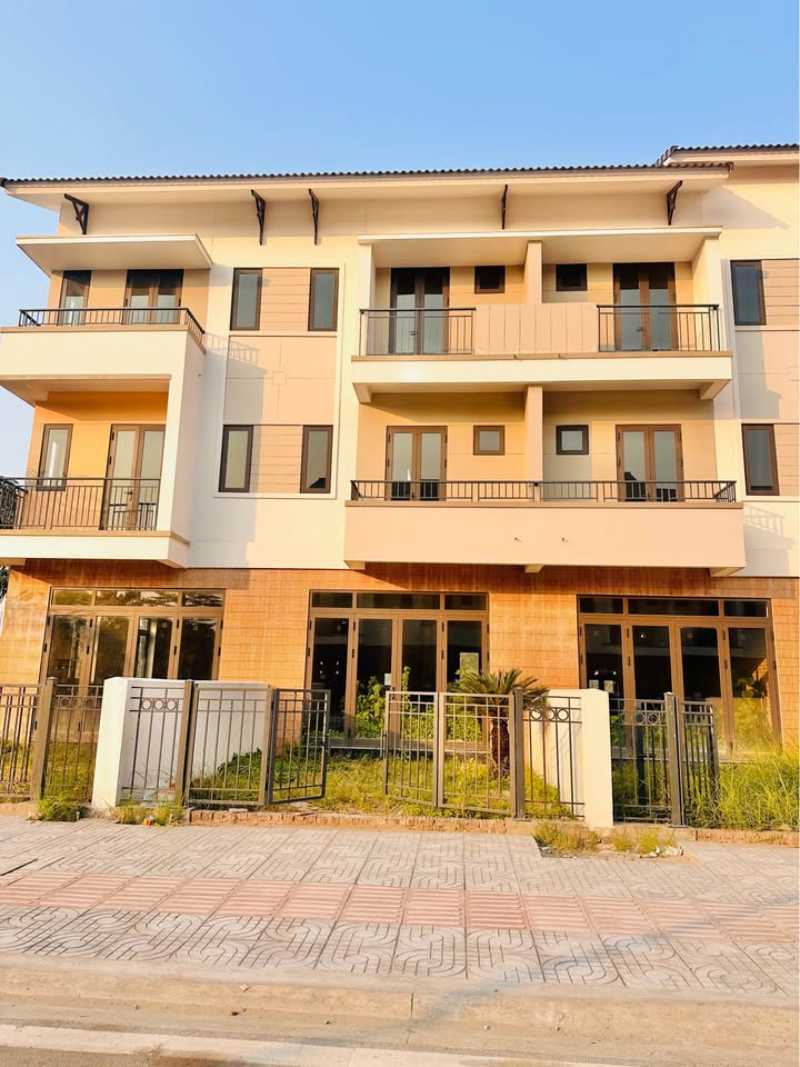 Shophouse Ninh Hiệp 100m² giá 2.5 tỷ - Đường lớn, kinh doanh tốt!