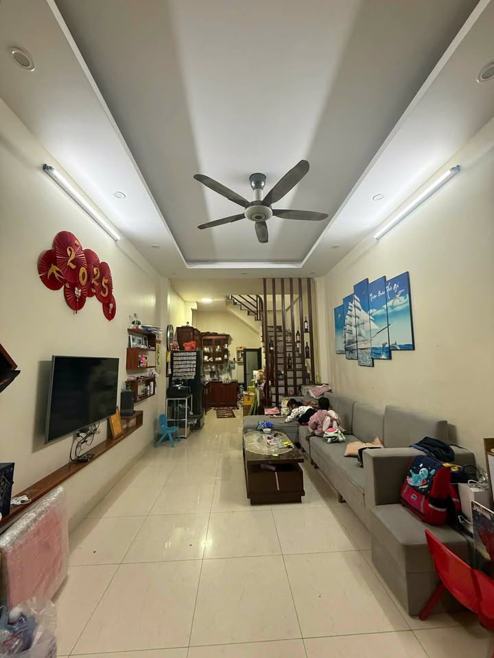 Nhà cho thuê nguyên căn Phường Ngọc Thụy, 3 phòng ngủ, giá 8 triệu - Sẵn sàng vào ở ngay!