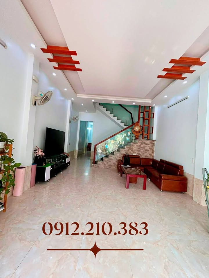 Nhà 2 tầng Tổ dân phố 8 Sông Hiến 135m² giá 2 tỷ - Ô tô đỗ cửa, không gian thoáng đãng!