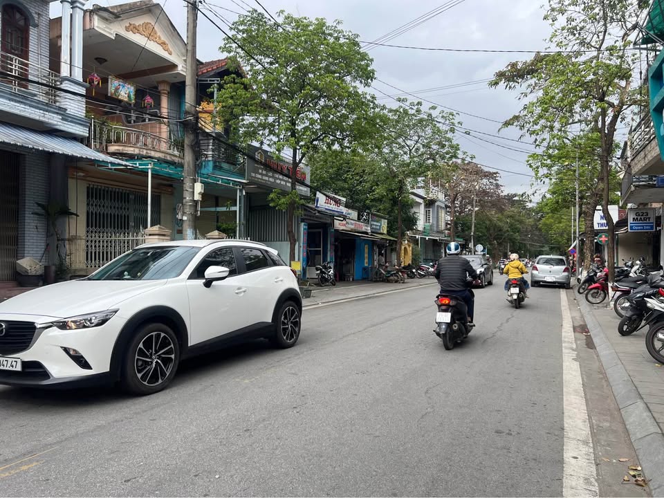 Nhà 2,5 tầng mặt tiền Đinh Tiên Hoàng, TP Huế 121m² giá 9,x tỷ - Vị trí đẹp, kinh doanh thuận lợi!