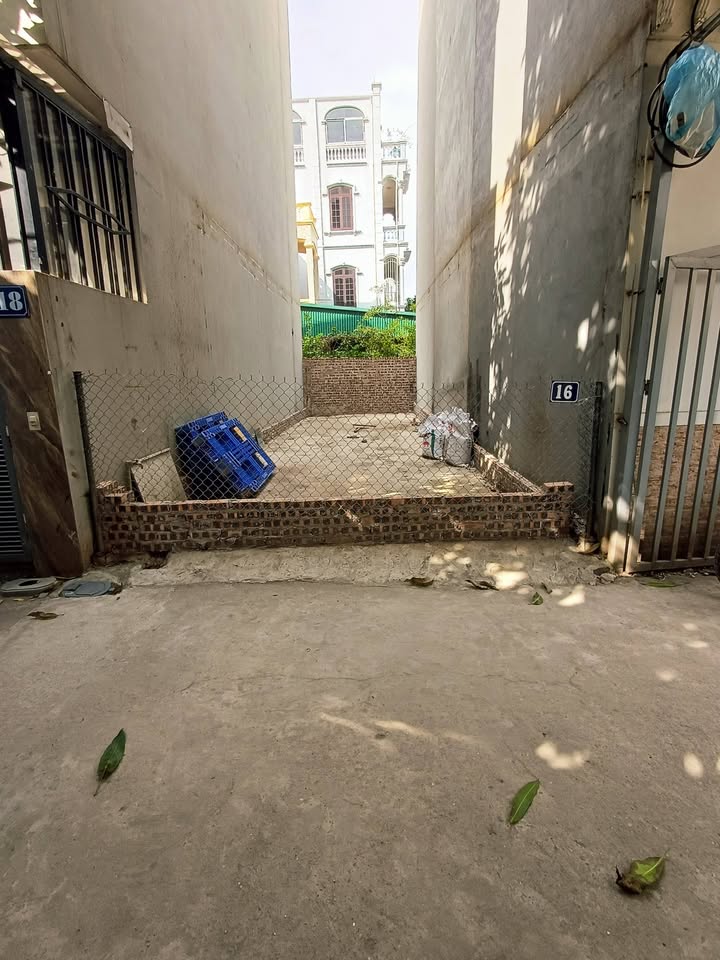 Đất Cự Khối 38.3m² giá thỏa thuận - Ô tô vào đất, vị trí thuận lợi!