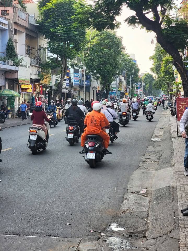 Bán nhà mặt tiền đường Lê Văn Sỹ, Phú Nhuận 100m² giá 25 tỷ - Đầu tư kinh doanh sinh lời!