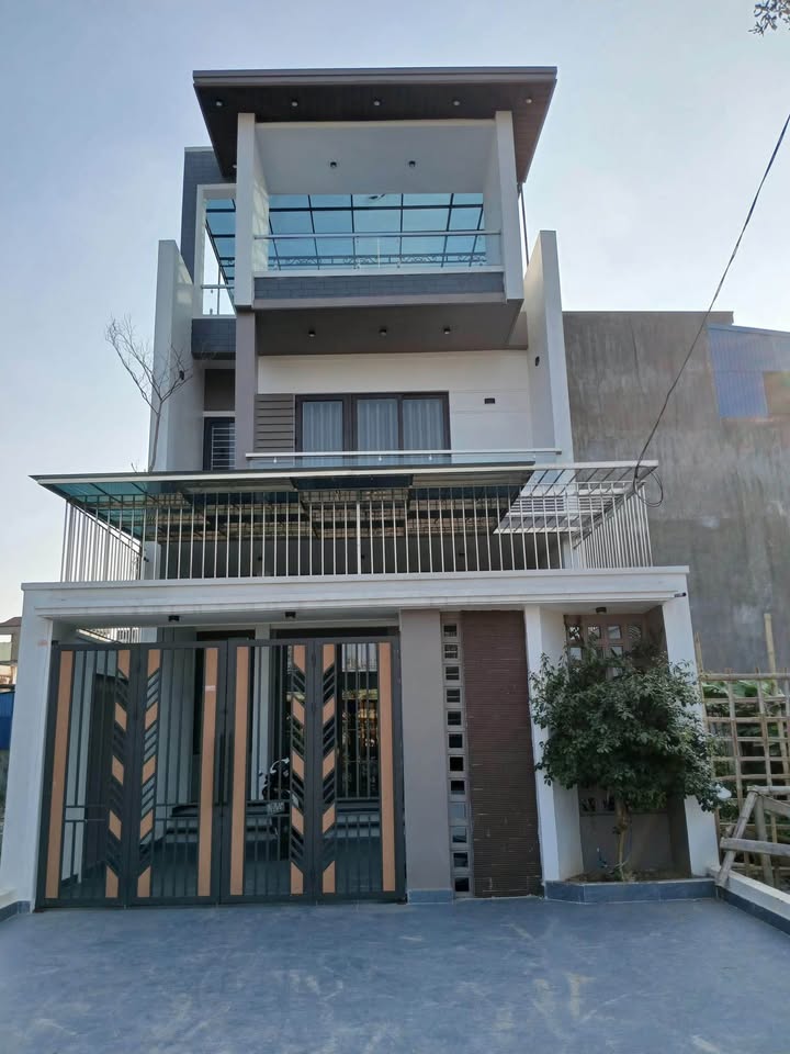 Nhà 3 tầng Trần Bích San, 200m² giá 6.8 tỷ - Ô tô đỗ trong sân