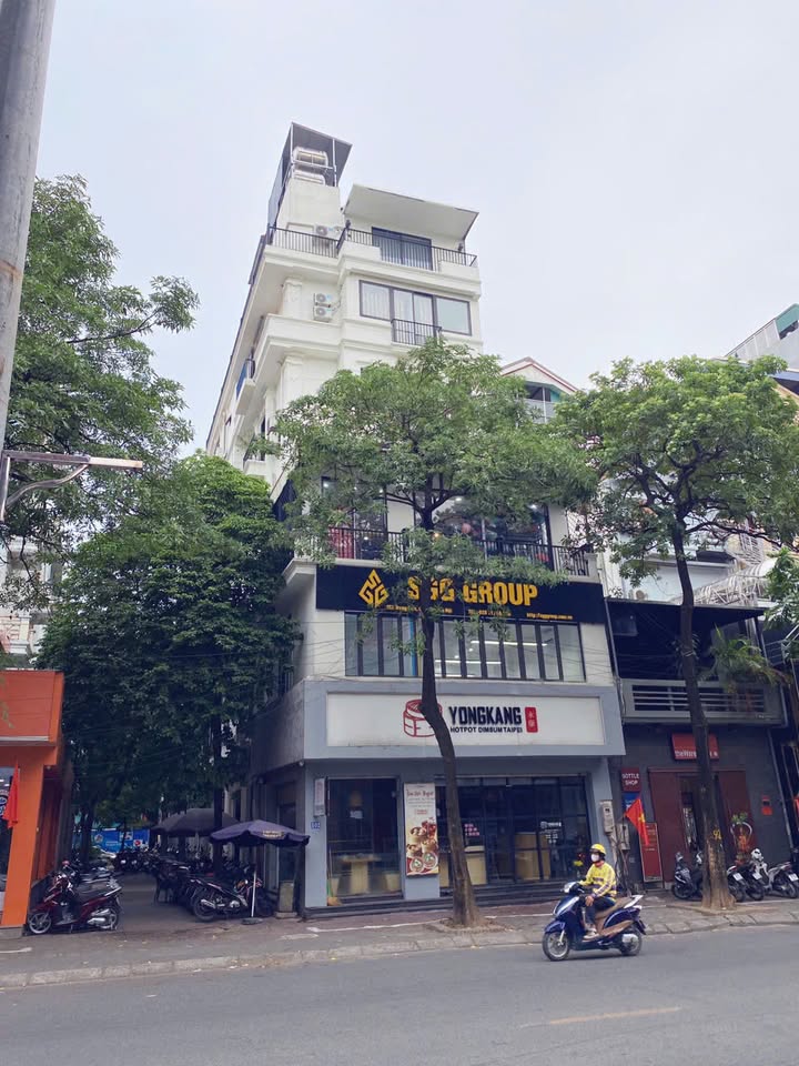 Văn phòng cho thuê tại Trung Hòa, Cầu Giấy 165m² giá 40 triệu - Vị trí đắc địa, hầm để xe rộng rãi!