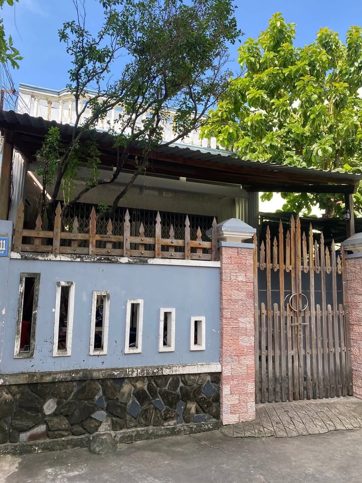 Nhà cấp 4 hẻm Nguyễn Thái Học, Phường 5, Tuy Hoà 100m² giá 2.75 tỷ - Đường ô tô vào tận nơi!