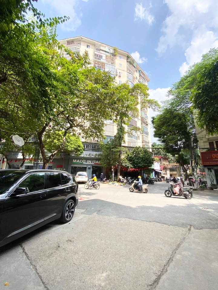 Nhà phố Hoàng Quốc Việt 80m² giá 29.5 tỷ - Đầu tư sinh lời cực khủng!