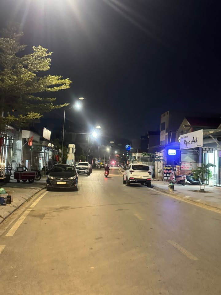 Bán gấp nhà mặt đường EC Hạ Long 100m² - Giá cực tốt cho kinh doanh!