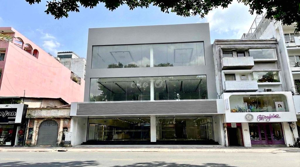 Mặt tiền đôi Hai Bà Trưng Q3 300m² giá 210 triệu - Cơ hội vàng cho doanh nghiệp!