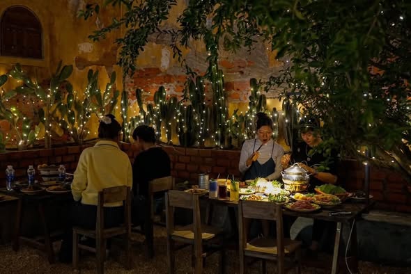 Cho thuê mặt bằng nhà hàng, cà phê Hẻm Hùng Vương, 50m ra đường chính - View cổ điển siêu chill!