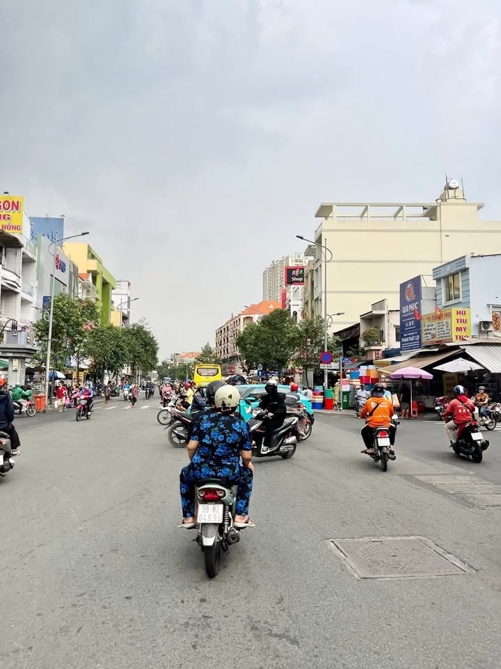 Nhà phố hẻm nhựa 6m thông Quận 6 diện tích 42m² chỉ 7.x tỷ - Đầu tư lý tưởng!