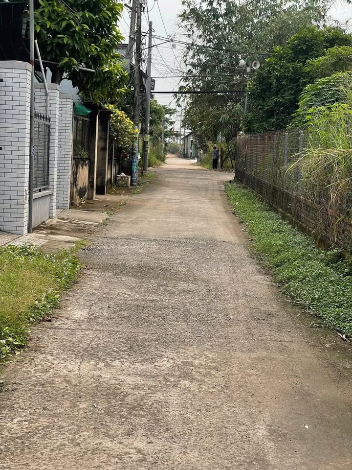 Nhà bán Huyện Long Thành 237m² giá 5 tỷ - Sổ hồng riêng, vị trí trung tâm!