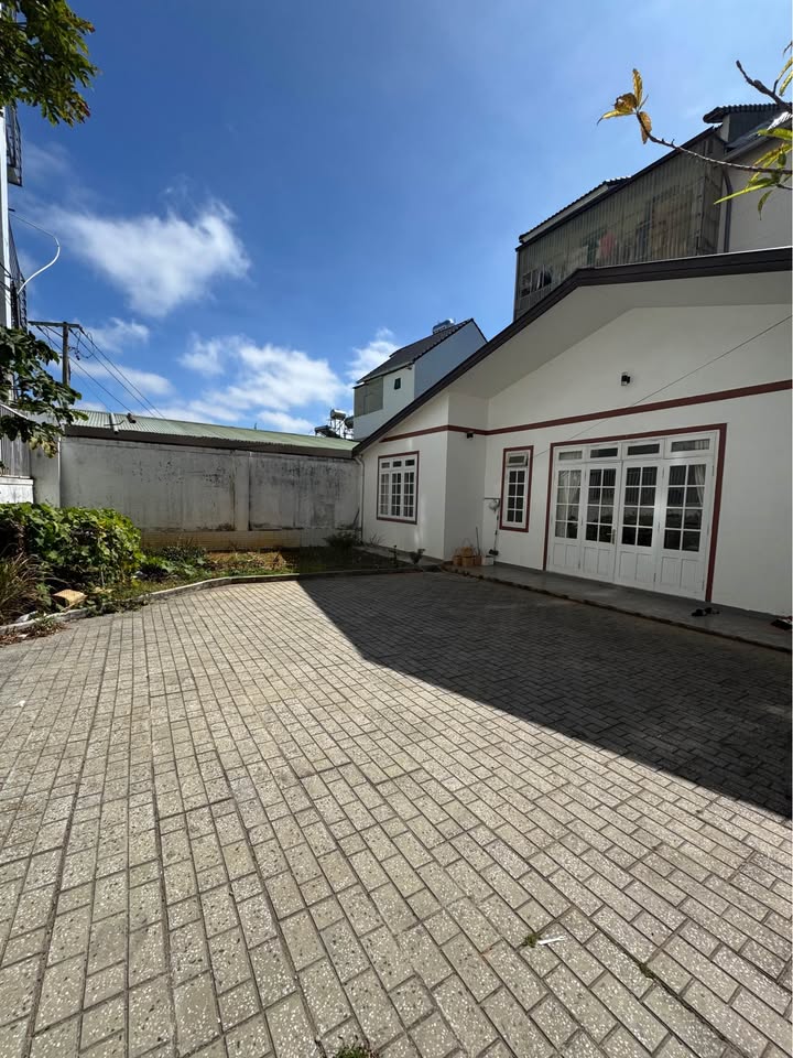 Nhà sân vườn Đà Lạt 200m² giá 9.9 tỷ - Khu vực yên tĩnh lý tưởng cho gia đình!