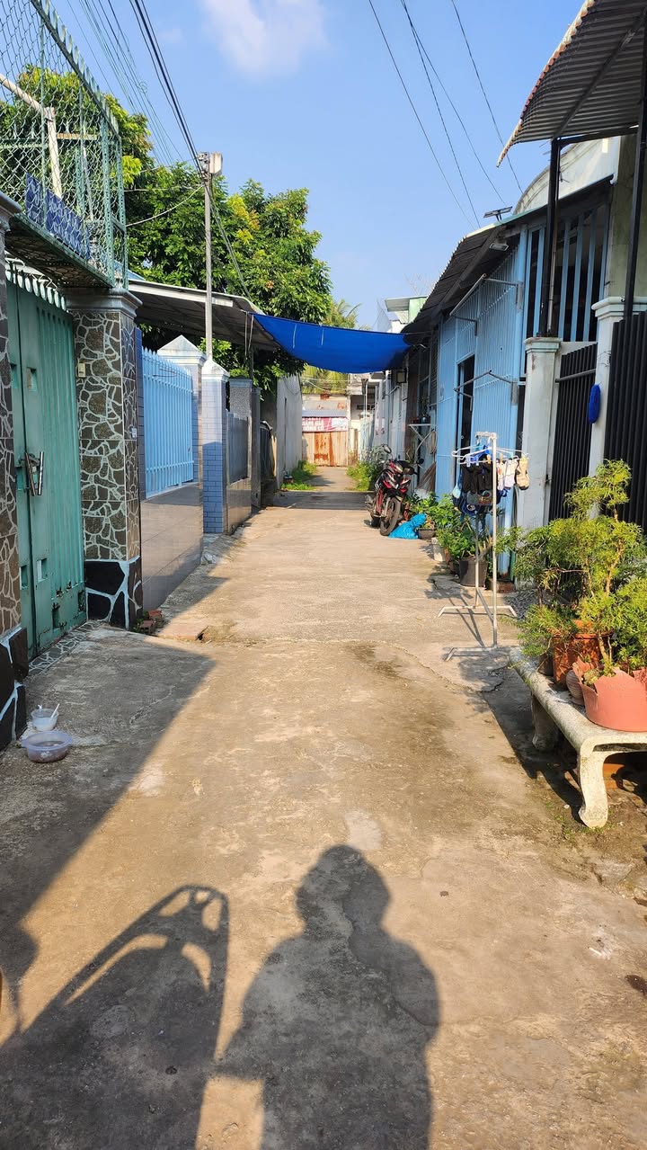 Nhà cho thuê gác lửng tại Đền thờ Phạm Hùng 2PN giá 3 triệu - Gần lộ ô tô tiện lợi!