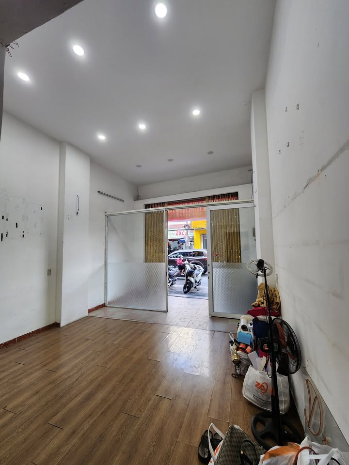 Nhà mặt tiền cho thuê tại Nguyễn Hoàng, Quận Thanh Khê - Diện tích 70m², 4 tầng thuận tiện kinh doanh!