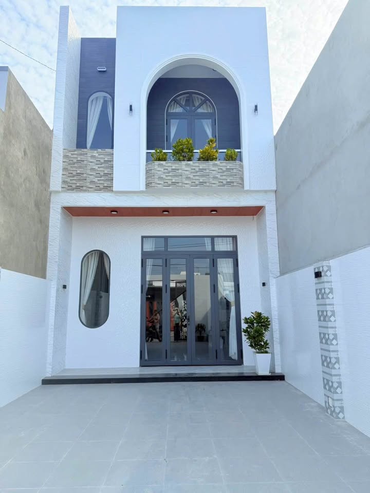 Nhà 1 trệt 1 lầu mặt đường Ngô Quyền, Tây Ninh 130m² giá 2.09 tỷ - Sân đậu ô tô rộng rãi!