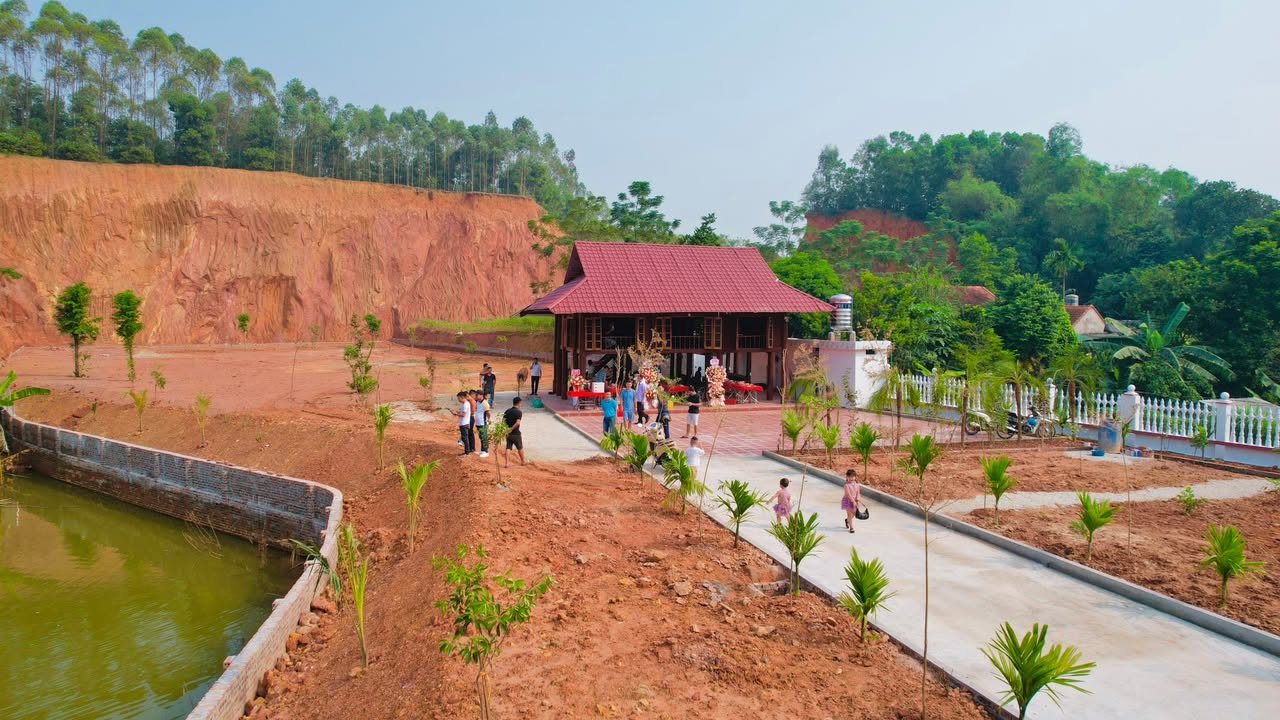 Đất nghỉ dưỡng Tân Phương, Thanh Thủy 3600m² giá 4 tỷ - Sẵn nhà sàn, tiện nghi đầy đủ!